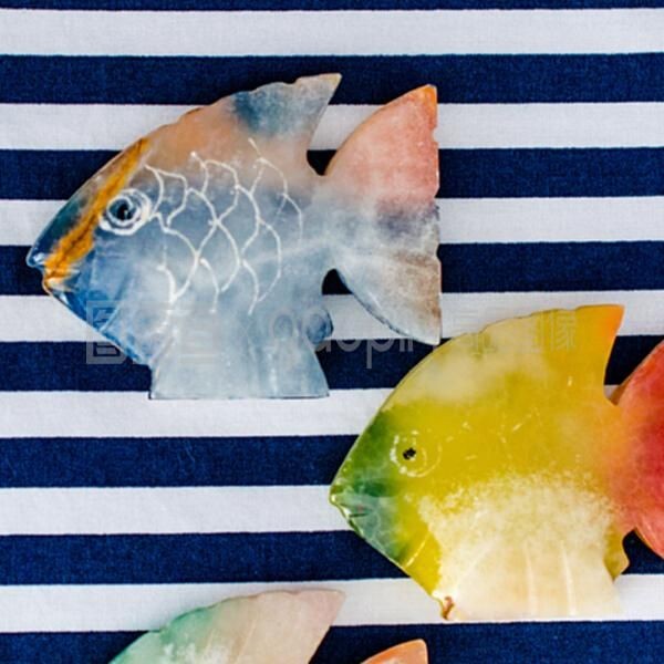 彩色石頭放魚缸里的會不會毒死魚：彩色石頭可以放入魚缸中，但應注意以下幾點，石頭放魚缸里，安全使用指南及