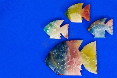 彩色石頭放魚缸里的會不會毒死魚：彩色石頭可以放入魚缸中，但應注意以下幾點，石頭放魚缸里，安全使用指南及