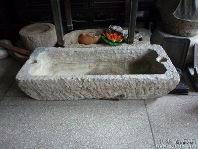 白玉石放魚(yú)缸好不好養(yǎng)護(hù)呢：白玉石在魚(yú)缸中放置玉石的注意事項(xiàng)在魚(yú)缸中放置玉石的注意事項(xiàng)，玉石放魚(yú)缸好不好養(yǎng)？放置及養(yǎng)護(hù)