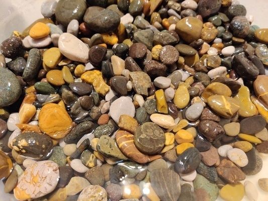 大魚缸怎么放石頭好看：魚缸擺放石頭的技巧，魚缸石頭擺放美學(xué)，技巧與布局，打造自然