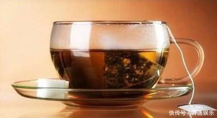 茶水可以倒進魚缸里嗎為什么會死：探討茶水倒入魚缸是否會導致魚類死亡之前需要了解茶水中的成分