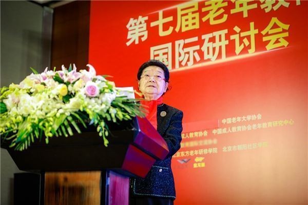 金龍魚應該喂什么食物呢
