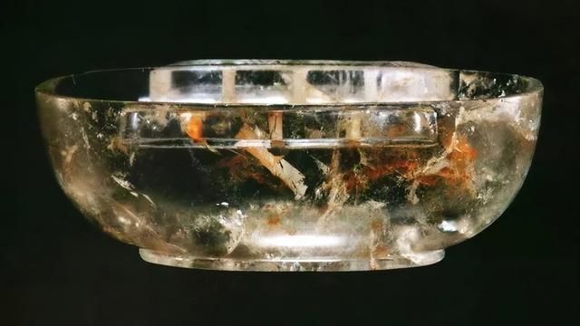 古代魚(yú)缸和水晶魚(yú)缸的收藏意義主要體現(xiàn)在幾個(gè)方面：關(guān)于古代水晶魚(yú)缸的價(jià)格 古代魚(yú)缸和水晶魚(yú)缸的收藏意義主要體現(xiàn)在幾個(gè)方面：關(guān)于古代水晶魚(yú)缸的價(jià)格 魚(yú)缸百科 第1張