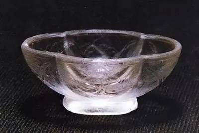 古代魚(yú)缸和水晶魚(yú)缸的收藏意義主要體現(xiàn)在幾個(gè)方面：關(guān)于古代水晶魚(yú)缸的價(jià)格 古代魚(yú)缸和水晶魚(yú)缸的收藏意義主要體現(xiàn)在幾個(gè)方面：關(guān)于古代水晶魚(yú)缸的價(jià)格 魚(yú)缸百科 第3張