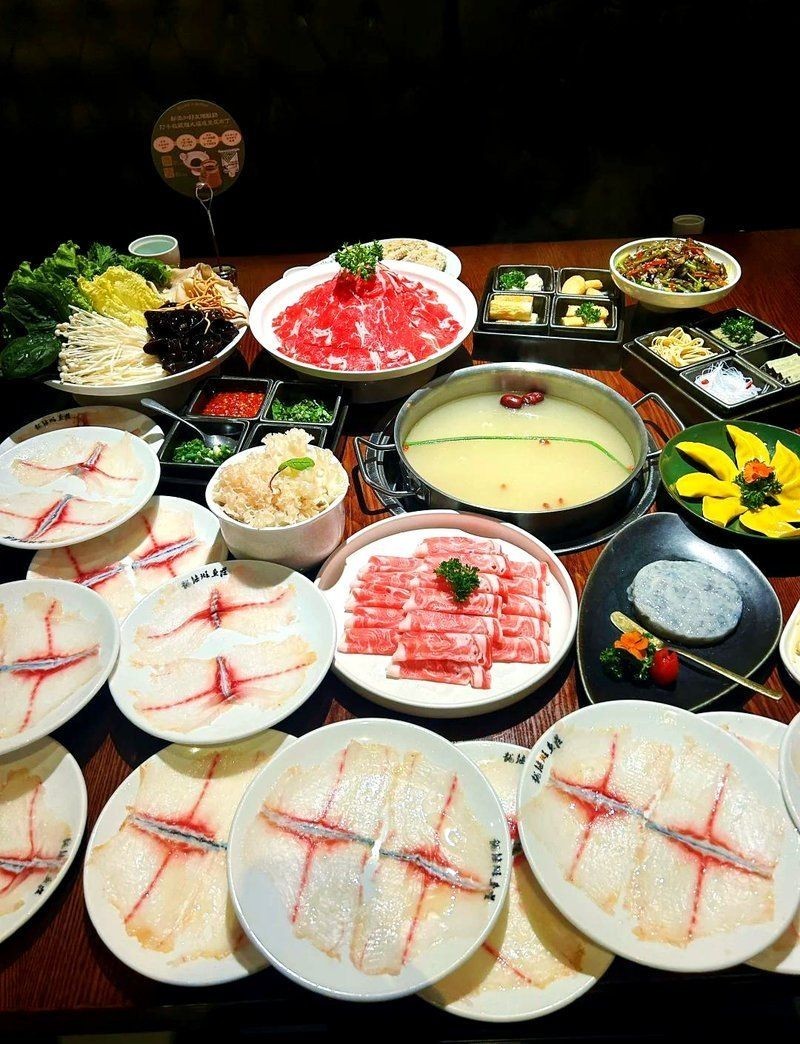麗江龍魚店，幾種不同風格的一句短標題供你參考，，探秘麗江龍魚店，邂逅奇幻水族世界！，麗江寶藏丨特色龍魚店驚艷亮相！，聚焦麗江龍魚店，領略獨特魚趣風采！