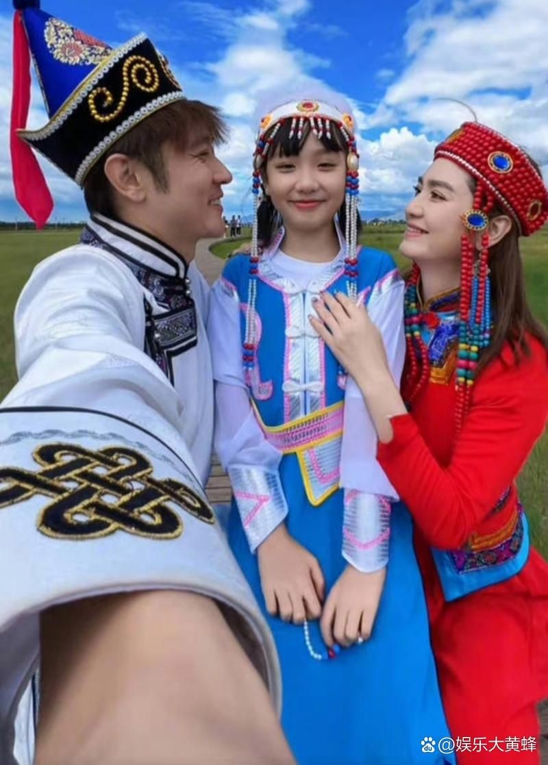 和昌興龍一家三口照片，昌興龍全家福