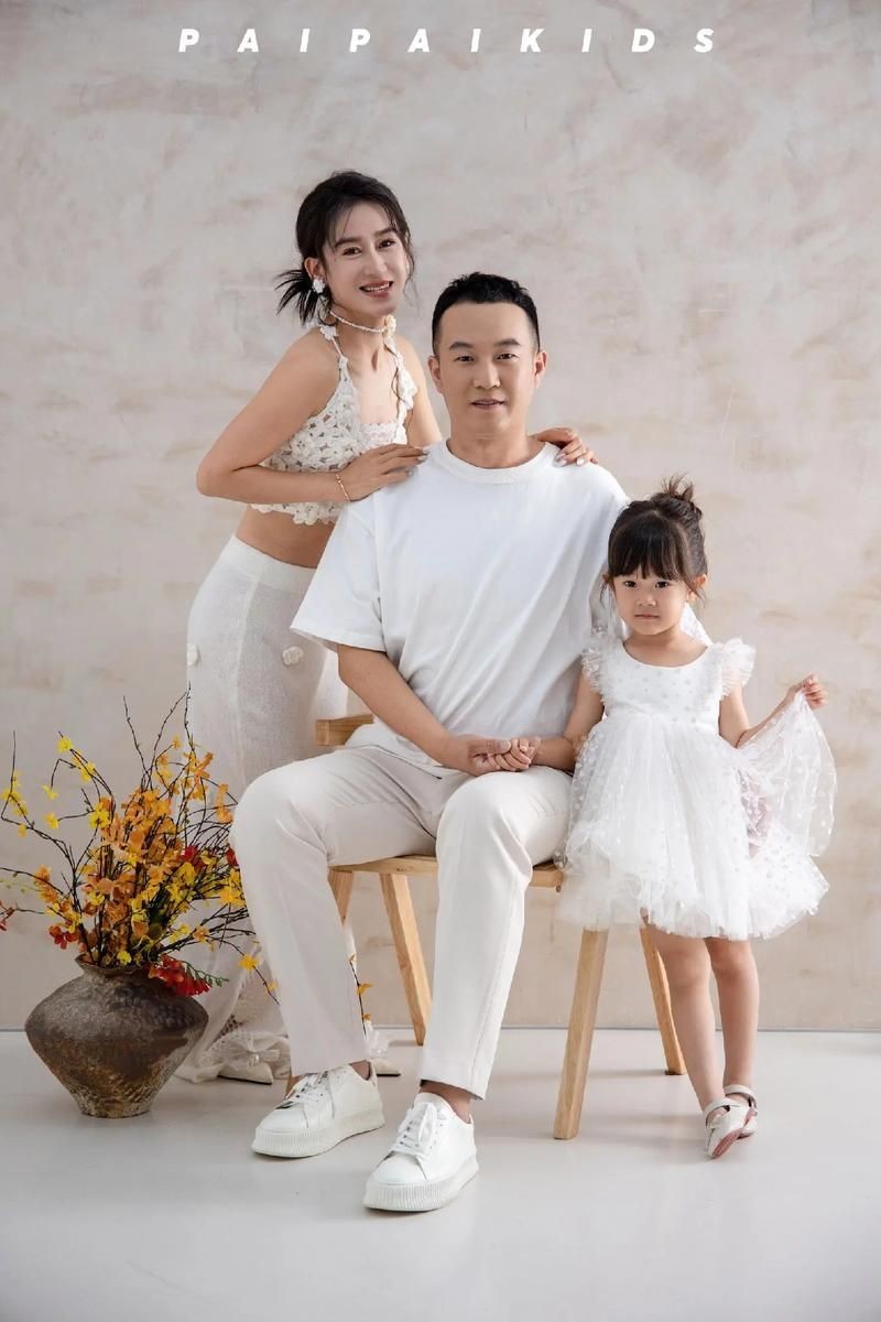 和昌興龍一家三口照片，昌興龍全家福