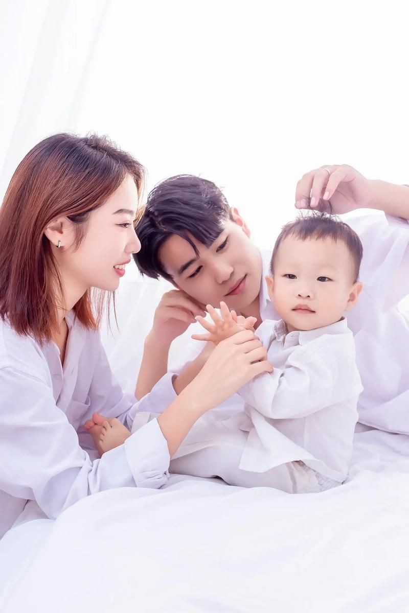 和昌興龍一家三口照片，昌興龍全家福