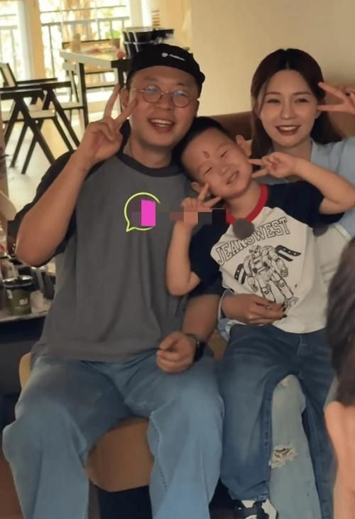 和昌興龍一家三口照片