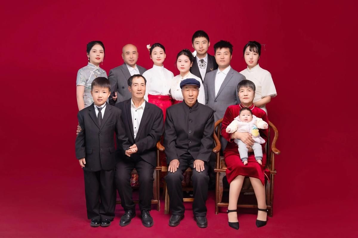 和昌興龍一家三口照片