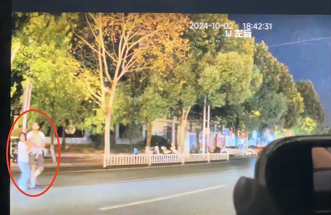 和昌興龍一家三口照片