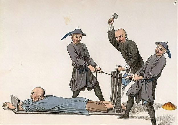古代孔雀開屏的刑法，揭秘古代駭人聽聞的孔雀開屏極刑，血染羽衣之