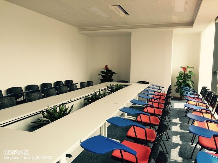 家里養(yǎng)龍魚還是錦鯉好，龍魚與錦鯉大比拼，家庭觀賞魚