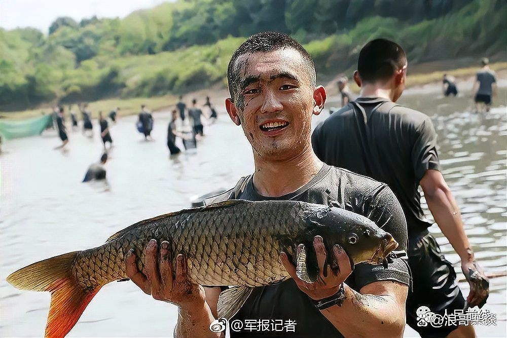 河邊抓小魚最快的方法，超實(shí)用！河邊快速捕撈小魚的高效技巧全解析