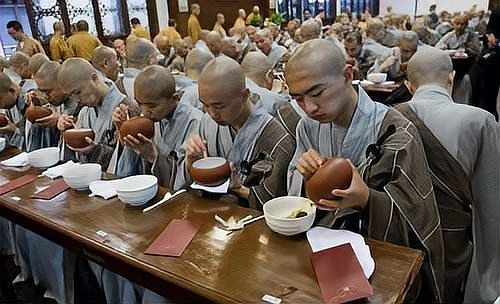 和尚的一日三餐伙食表，揭秘寺廟僧人日常，清規戒律下的和尚一日三餐食譜全