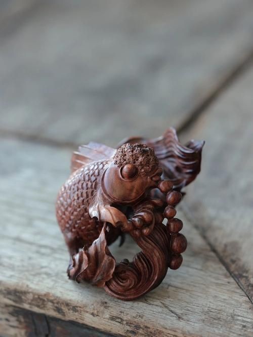 木雕金魚圖片大全大圖：“木雕金魚”傳統(tǒng)手工藝品的藝術(shù)魅力與視覺(jué)呈現(xiàn)