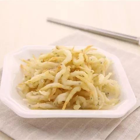 煎銀條魚：《現(xiàn)煎這條魚》是極一道鮮美與營養(yǎng)中的經(jīng)典