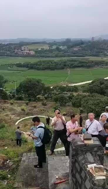 先看金龍動不動,次察血脈認來龍：先看金龍動不動，次察血脈認來龍