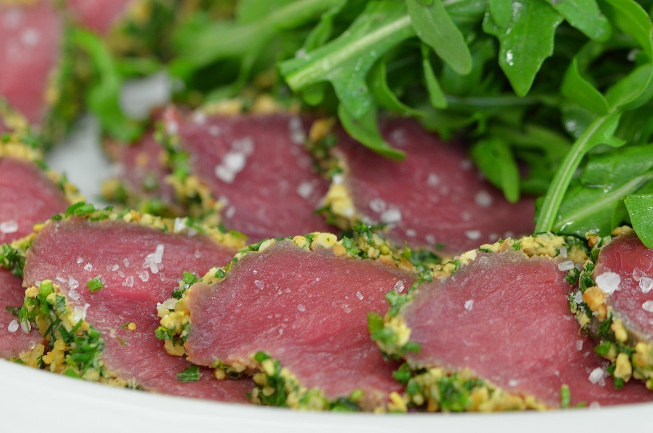 銀龍魚可以吃生牛肉嗎，殘渣分離銀龍魚可以吃牛肉，但需謹慎喂養，