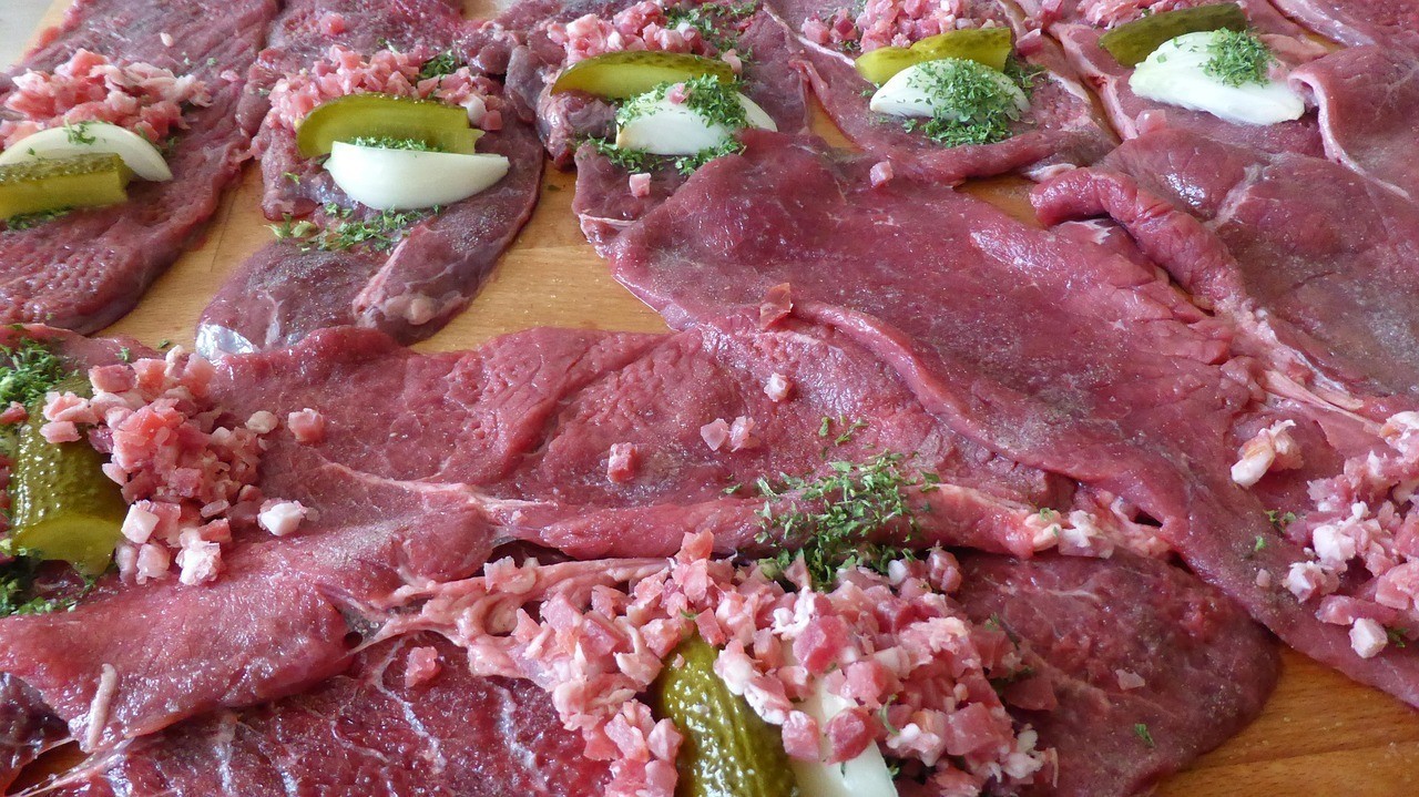 銀龍魚可以吃生牛肉嗎，殘渣分離銀龍魚可以吃牛肉，但需謹慎喂養，
