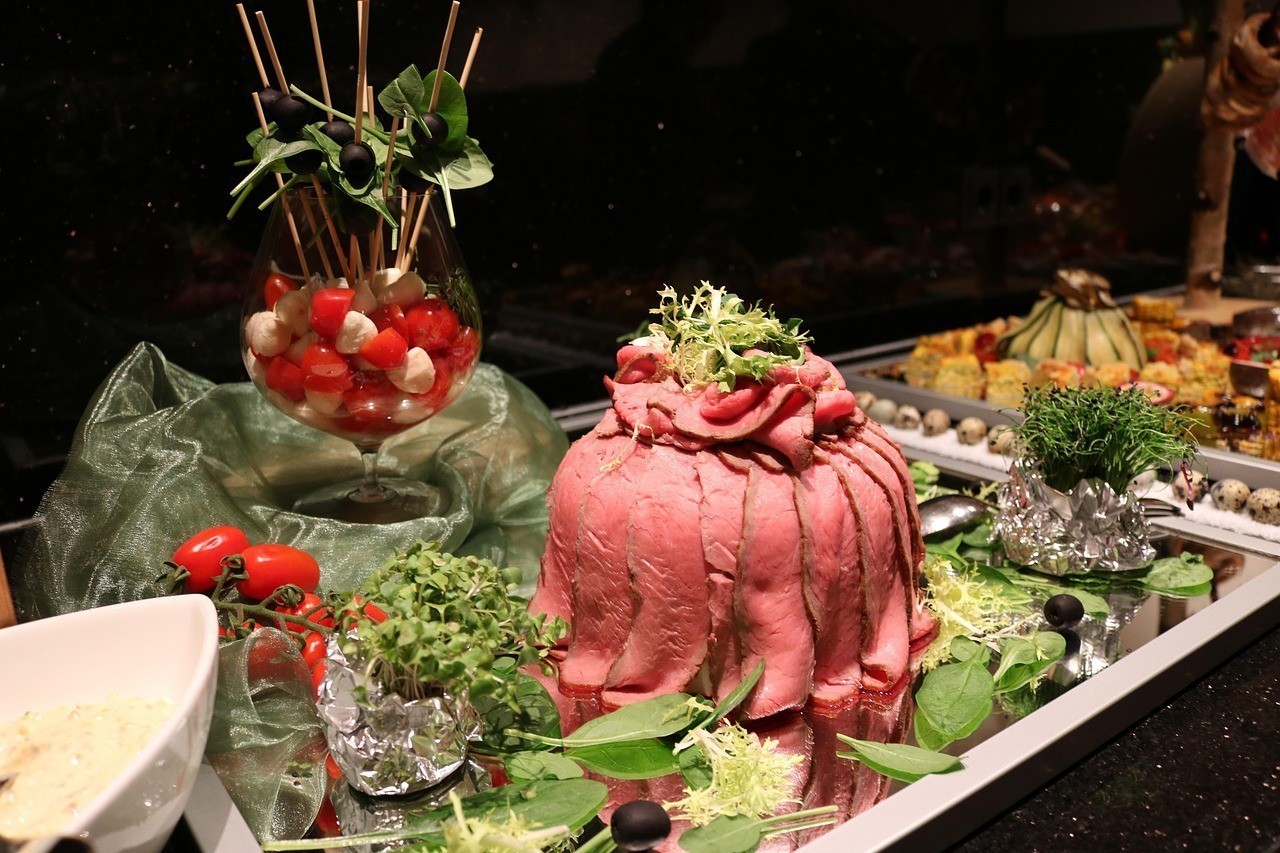 雷龍魚餓了的表現(xiàn)，雷龍魚饑餓時(shí)會(huì)展現(xiàn)出多種典型行為特征
