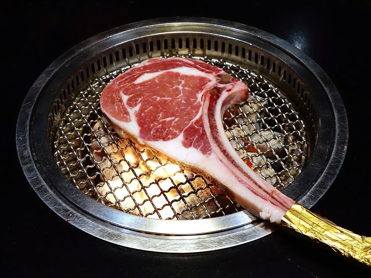 奎龍魚盡量少吃最好不吃，奎龍魚并非傳統(tǒng)意義上的食用源和養(yǎng)殖方式常引發(fā)爭議