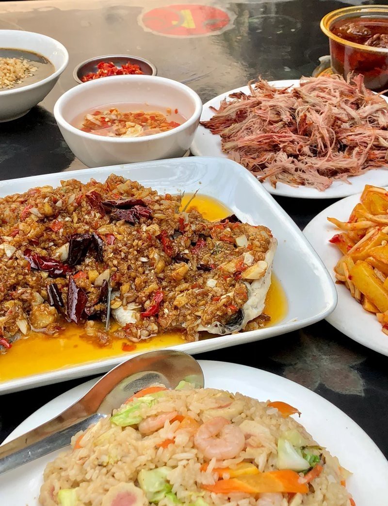 隴川龍魚店|隴川美食探秘:隱藏在小巷的阿佩家阿妍的藍(lán)色玻璃球,<strong><mark>德宏</mark></strong>傣味小館,夢回云南!寶子們…