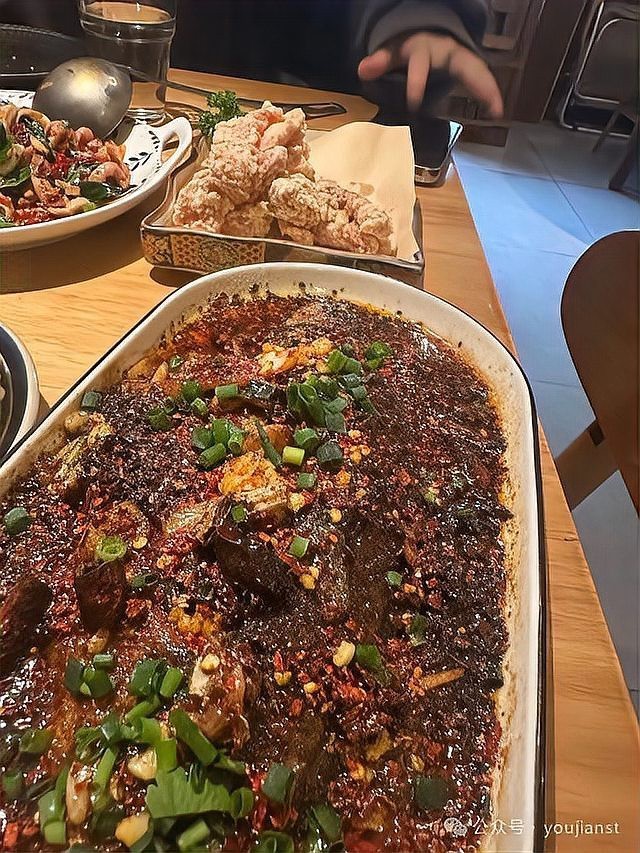 蕭山龍魚店【蕭山深巷驚現(xiàn)“飯店黑馬”!為燉一鍋甲魚,“敗家”老板狂砸15年陳皮+20只試驗(yàn)品!】