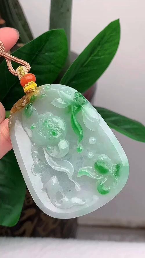 翡翠荷花魚圖案大全【淘寶網，糯冰種荷花魚翡翠吊墜讓我驚艷了整個夏天】