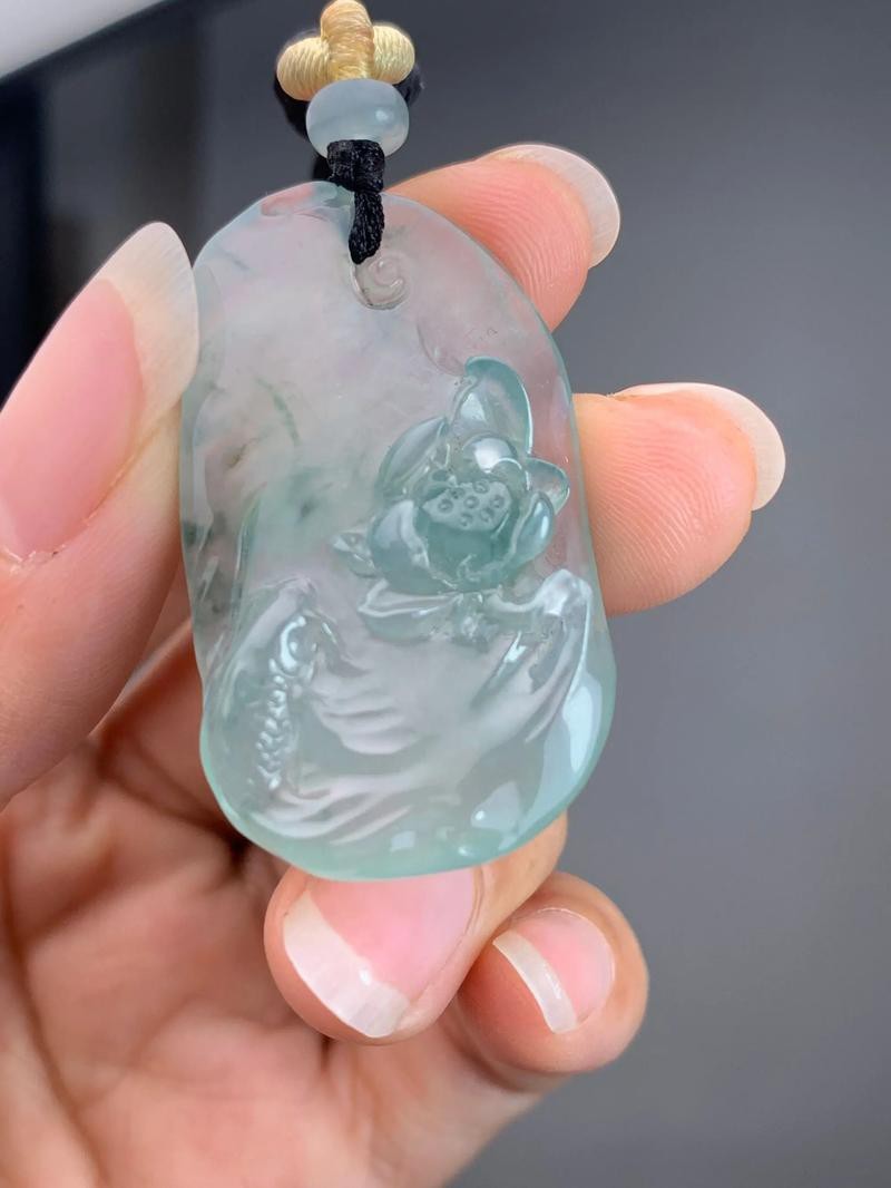 翡翠荷花魚圖案大全【淘寶網，糯冰種荷花魚翡翠吊墜讓我驚艷了整個夏天】
