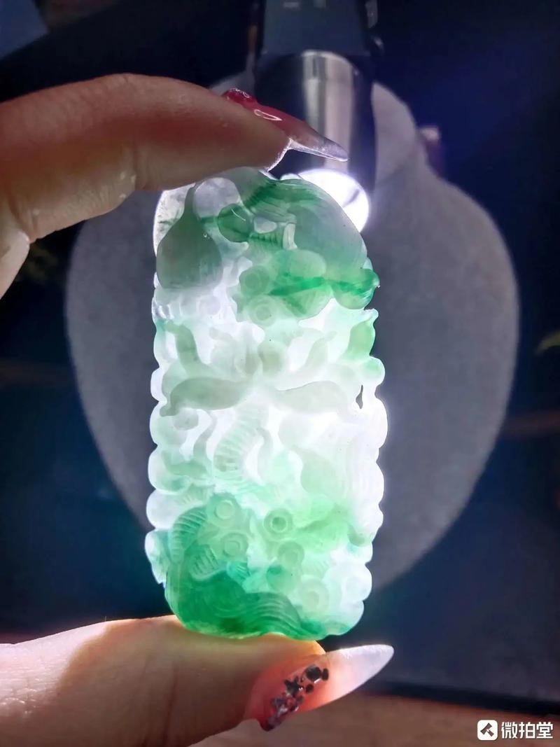 翡翠荷花魚圖案大全【淘寶網，糯冰種荷花魚翡翠吊墜讓我驚艷了整個夏天】