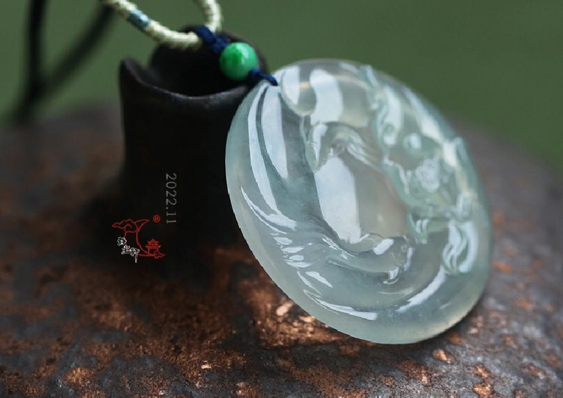 翡翠荷花魚圖案大全【淘寶網，糯冰種荷花魚翡翠吊墜讓我驚艷了整個夏天】