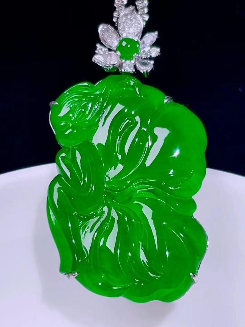翡翠照片大全高清【全球十大翡翠排行榜,第1名估價6億,第1名大開眼界】