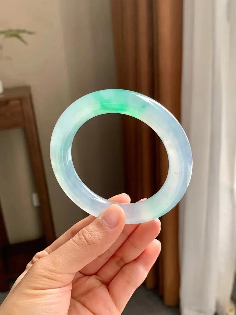 翡翠照片大全高清【全球十大翡翠排行榜,第1名估價6億,第1名大開眼界】