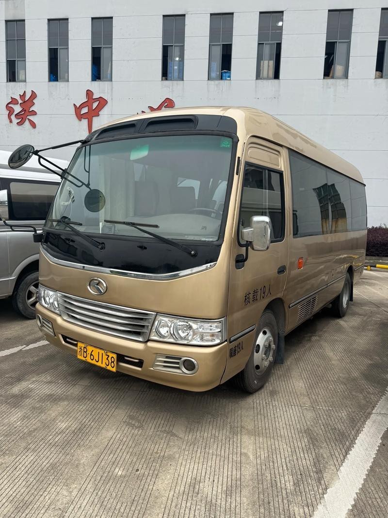 金龍19座中巴車圖片【豐田考斯特19座中巴車：實用與舒適的出行之選】