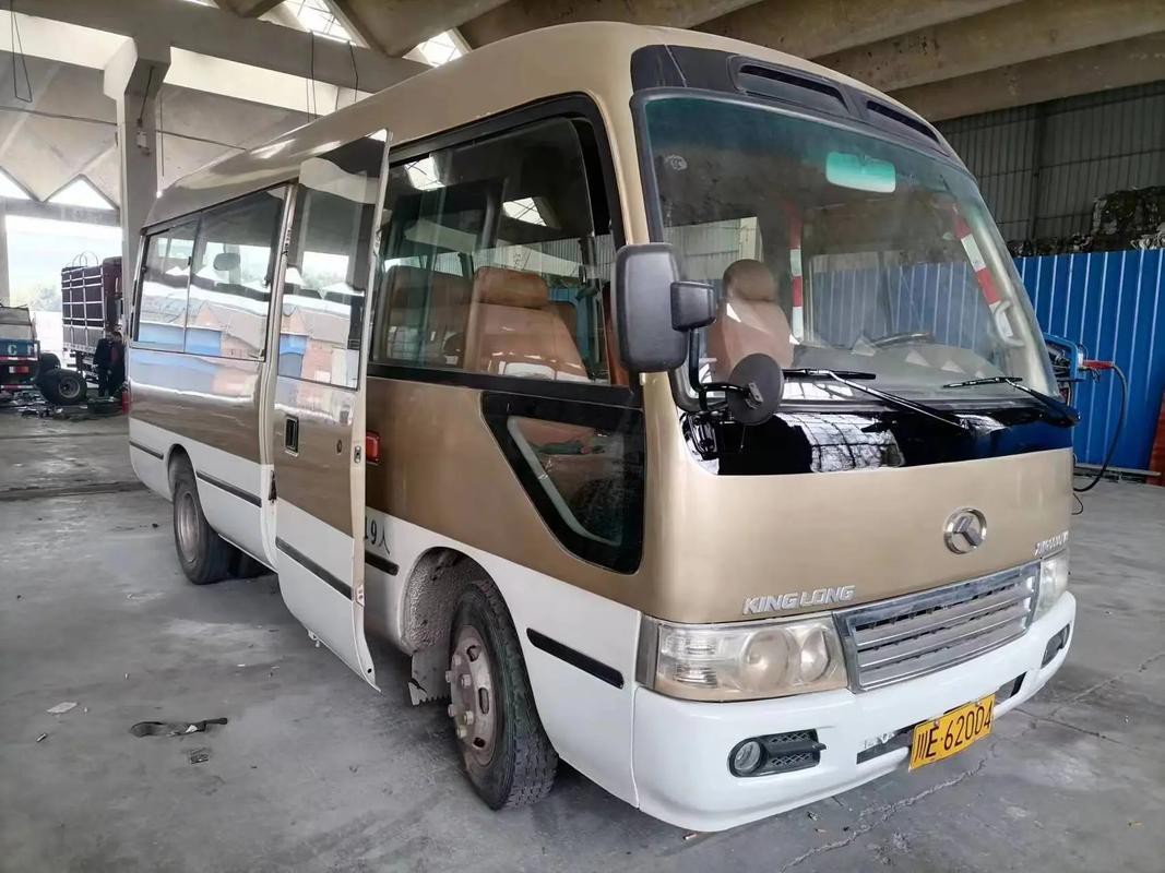 金龍19座中巴車圖片【豐田考斯特19座中巴車：實用與舒適的出行之選】