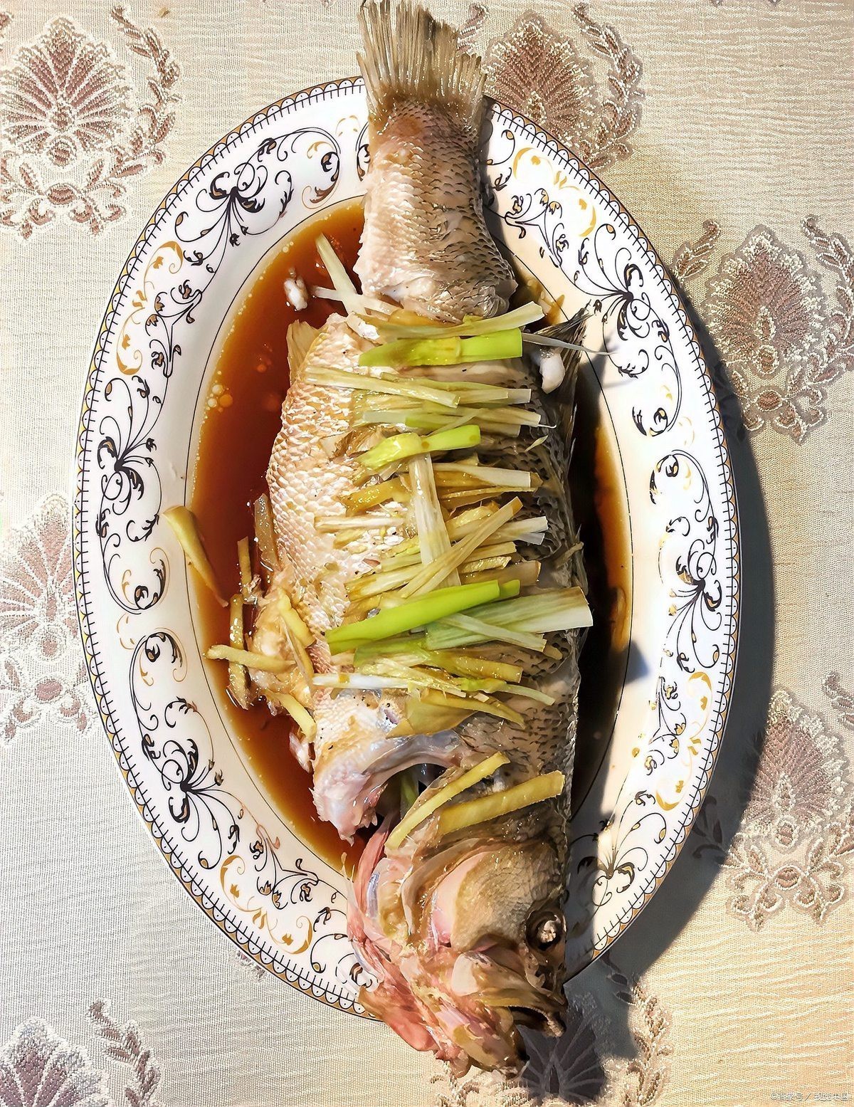 在飯桌上為什么要魚頭朝外【文明青島,宴席上這個魚的魚頭怎么放】