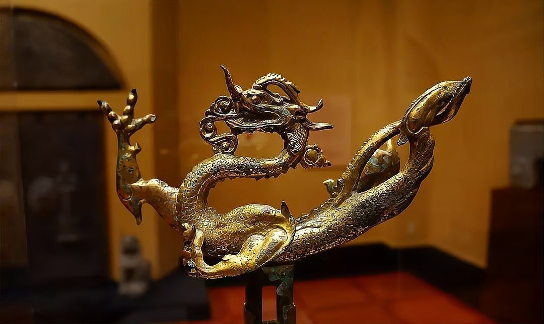 金龍雕刻藝術圖片【《金龍雕刻藝術圖片》展現了金龍雕刻這一獨特藝術形式的魅力】