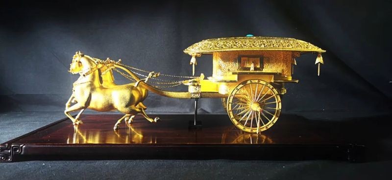金龍雕刻藝術圖片【《金龍雕刻藝術圖片》展現了金龍雕刻這一獨特藝術形式的魅力】