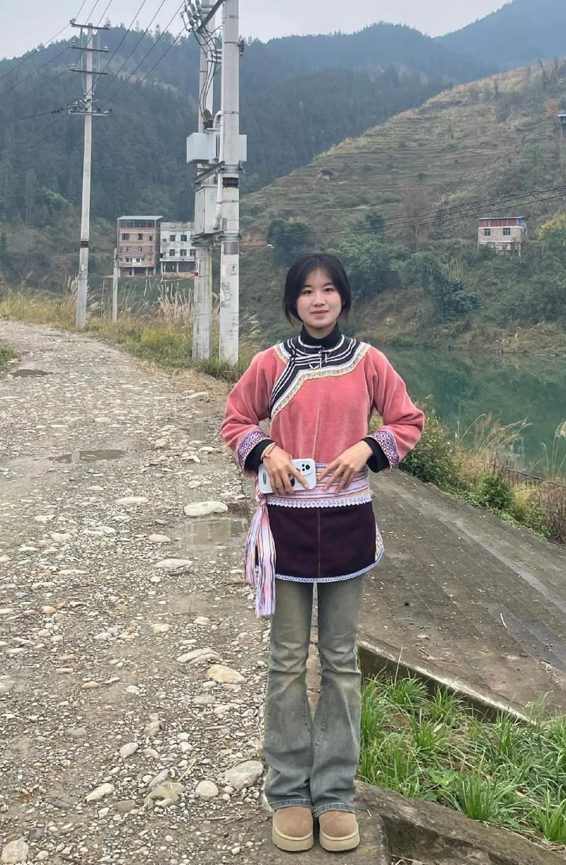 貴州三都水族姑娘圖片【《貴州三都水族姑娘：靈動與質樸的交織》】