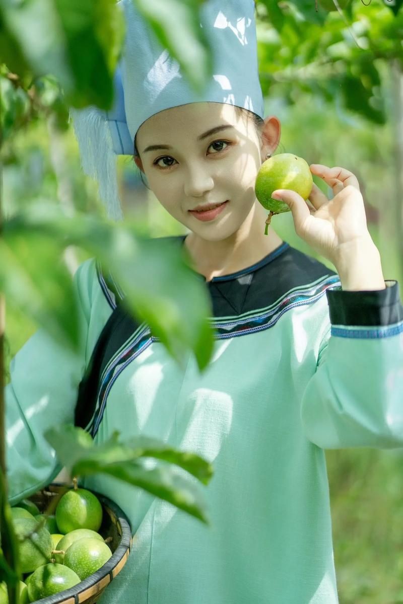 貴州三都水族姑娘圖片【《貴州三都水族姑娘：靈動與質樸的交織》】