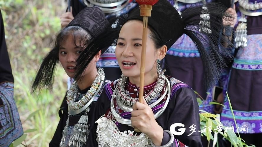 貴州三都水族姑娘圖片【《貴州三都水族姑娘：靈動與質樸的交織》】