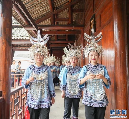 貴州三都水族姑娘圖片【《貴州三都水族姑娘：靈動與質樸的交織》】