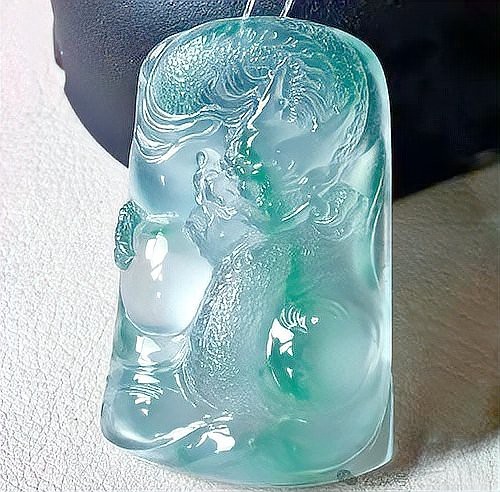 屬狗和屬兔的人適合佩戴龍飾嗎？【屬狗和屬兔的人佩戴什么顏色的飾品最好，屬兔人慎選】