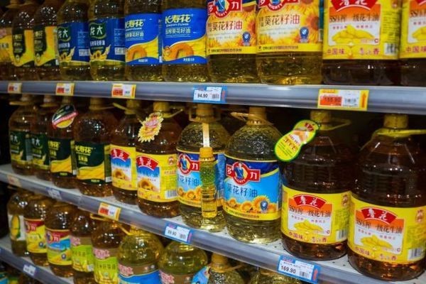 銀龍魚張嘴不吃食什么原因(銀龍魚張嘴呼吸咋回事)