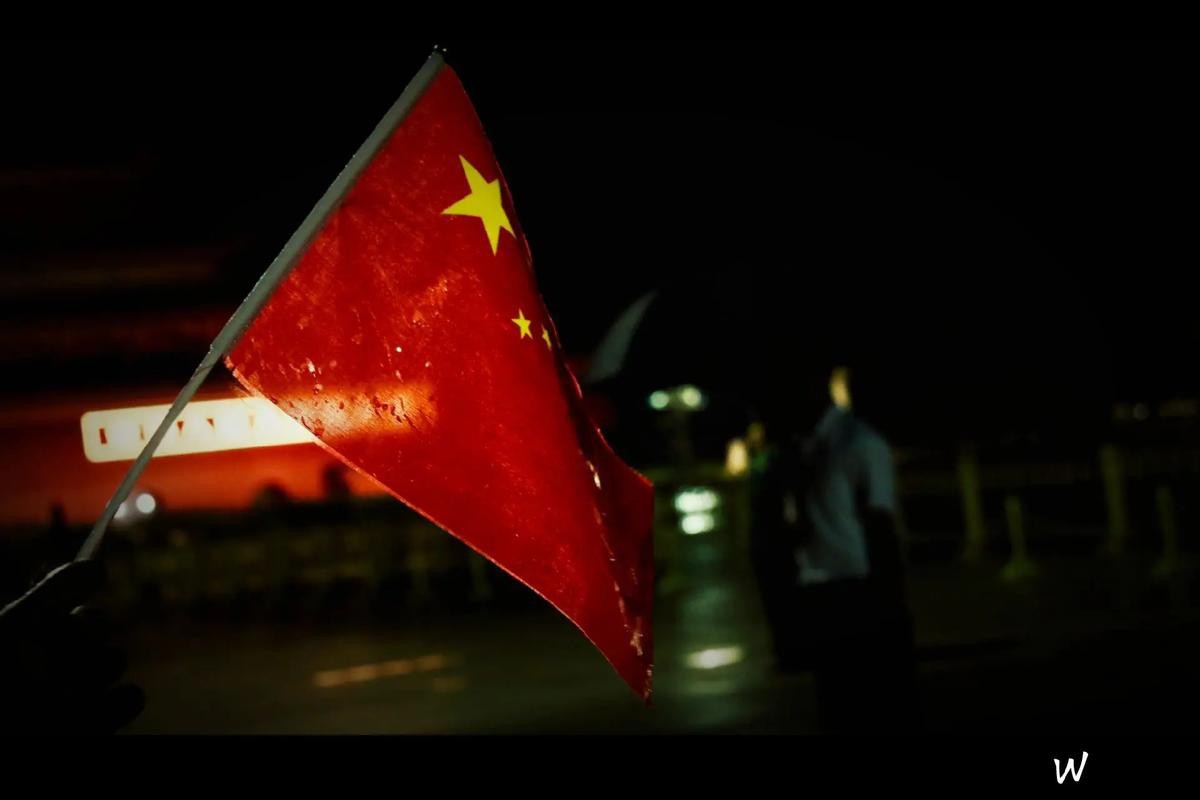 給我提供一張高清的法新社紅龍之眼原圖