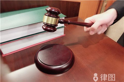 男子在臭水溝抓魚