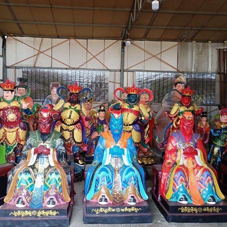 紅龍王爺?shù)钠邆€神像