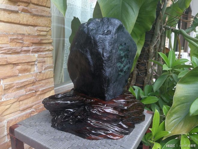 翡翠原石的養護技巧：翡翠原石放入魚缸的注意事項
