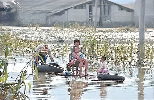 如何避免在水長城遇到極端天氣？